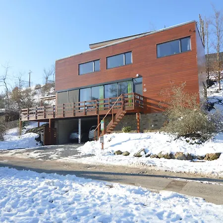 Riverside Retreat With Sauna Vakantiehuis