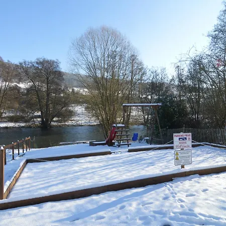 Vakantiehuis Riverside Retreat With Sauna